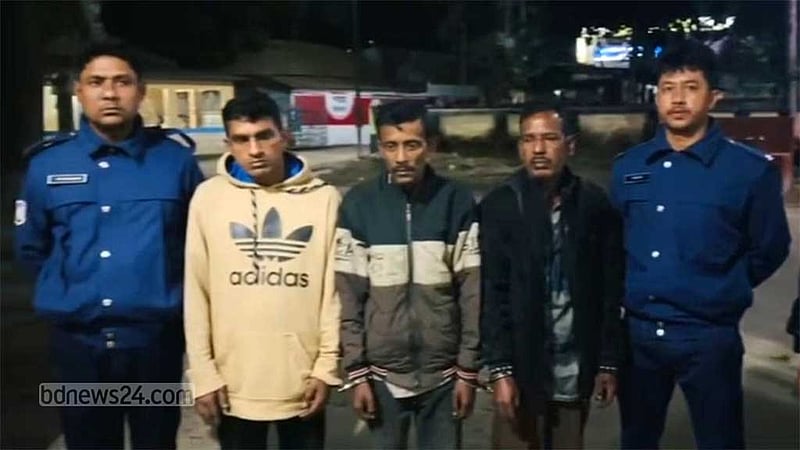 দৌলতদিয়া-পাটুরিয়ার চলন্ত ফেরি থেকে ৩ ‘জুয়াড়ি’ আটক