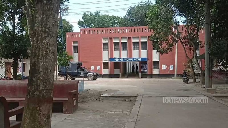 রাজবাড়ীতে আসা‌মি ধর‌তে গিয়ে হামলার শিকার পুলিশ, আহত ২