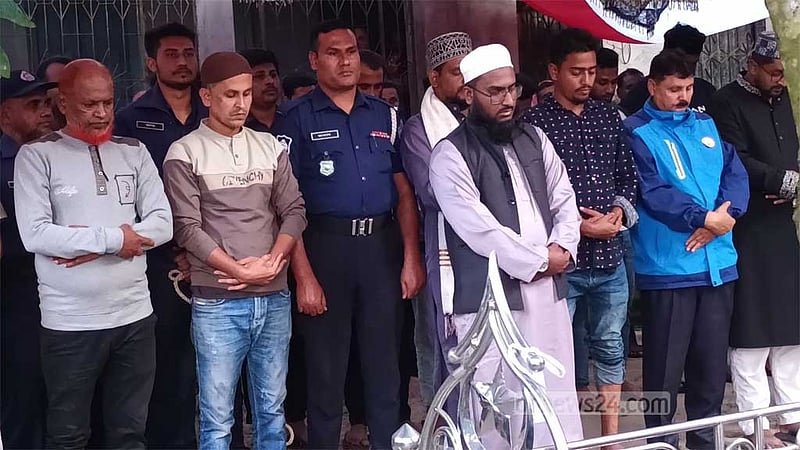 রাজবাড়ীতে প্যারোলে মুক্তি পেয়ে বাবার জানাজা পড়লেন যুবদল নেতা