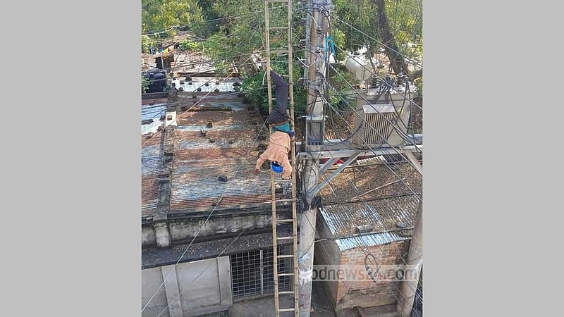 রাজশাহীতে বৈদ্যুতিক খুঁটিতে কাজের সময় নেসকোর ২ কর্মী বিদ্যুৎস্পৃষ্ট