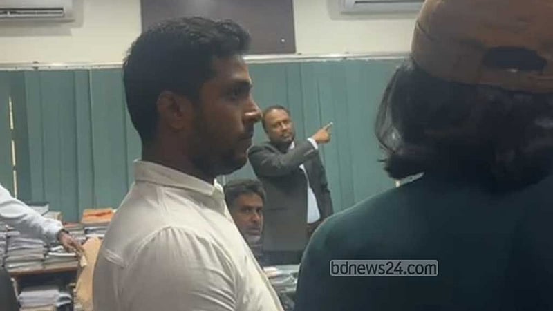 ‘ফাইল আটকে রাখা নিয়ে’ রাবির রেজিস্ট্রারের সঙ্গে রাকসুর জিএসের বাগবিতণ্ডা