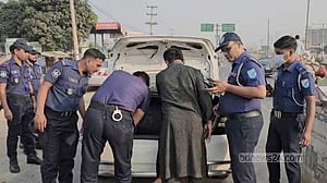 সাভারে ঢাকার প্রবেশ মুখে পুলিশের চেকপোস্ট, আটক ৪