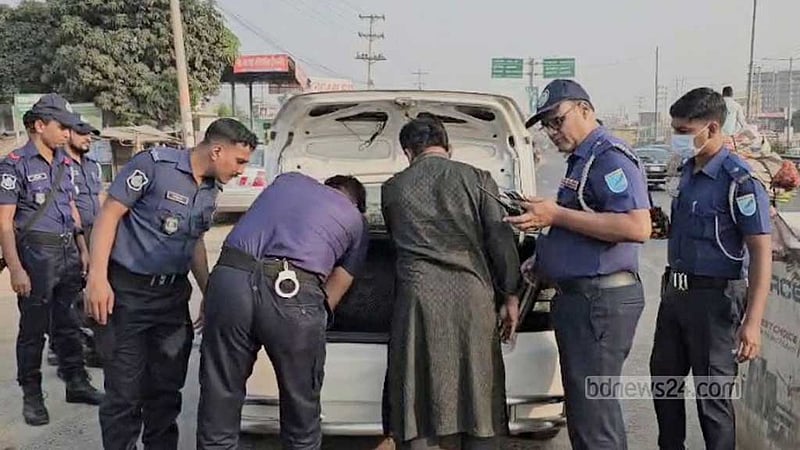 সাভারে ঢাকার প্রবেশ মুখে পুলিশের চেকপোস্ট, আটক ৪