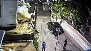 উপদেষ্টা রিজওয়ানার ‘বাসার সামনে হাতবোমা বিস্ফোরণ’