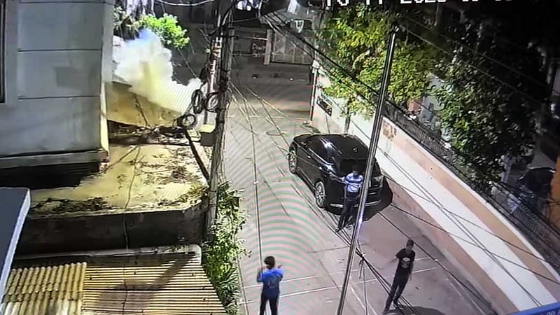 উপদেষ্টা রিজওয়ানার ‘বাসার সামনে হাতবোমা বিস্ফোরণ’