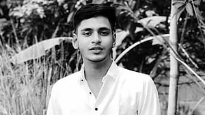 ট্রলির সঙ্গে সংঘর্ষে প্রাণ গেল বাইক চালক স্কুলছাত্রের, আহত ২ বন্ধু