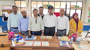 শাহ আমানতে ৫ যাত্রীর কাছ থেকে ৭০০ গ্রাম সোনা জব্দ
