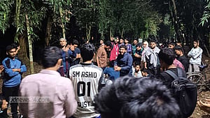 শাকসু: তফসিল দাবিতে উপাচার্যের বাসভবনের সামনে রাতে শিক্ষার্থীরা