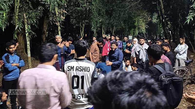 শাকসু: তফসিল দাবিতে উপাচার্যের বাসভবনের সামনে রাতে শিক্ষার্থীরা