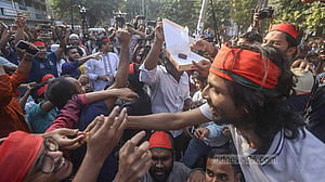 দণ্ডপ্রাপ্ত হাসিনার পক্ষে বিবৃতি দেওয়া শিক্ষকদের ‘চাকরিচ্যুত’ করার দাবি চার ছাত্রসংসদের