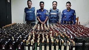 শেরপুরের ‘মাদক কারবারি’ বাড়ি থেকে ৪৮৯ বোতল ভারতীয় মদ জব্দ