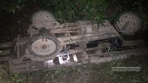 শেরপুরে কাঠবোঝাই ভ্যান উল্টে নিহত চালক