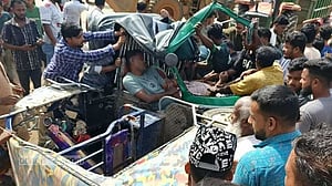 সিলেটে পাথরবাহী ট্রাক্টরের চাপায় পর্যটকের মৃত্যু, আহত ৫
