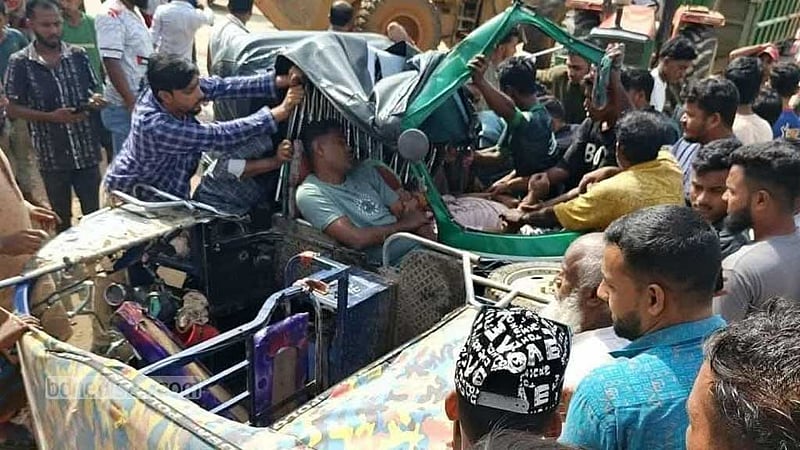 সিলেটে পাথরবাহী ট্রাক্টরের চাপায় পর্যটকের মৃত্যু, আহত ৫