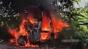 অটোরিকশার পেছনে মাইক্রোর ধাক্কা, সিলিন্ডার বিস্ফোরণে পুড়ে মারা গেল যাত্রী
