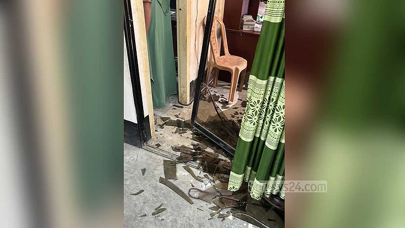 টাঙ্গাইলে নির্বাচন অফিসে ‘হামলা-ভাঙচুর’, আহত ৪