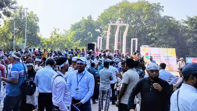 শহীদ মিনারে লাগাতার অবস্থানে প্রাথমিকের সহকারী শিক্ষকরা