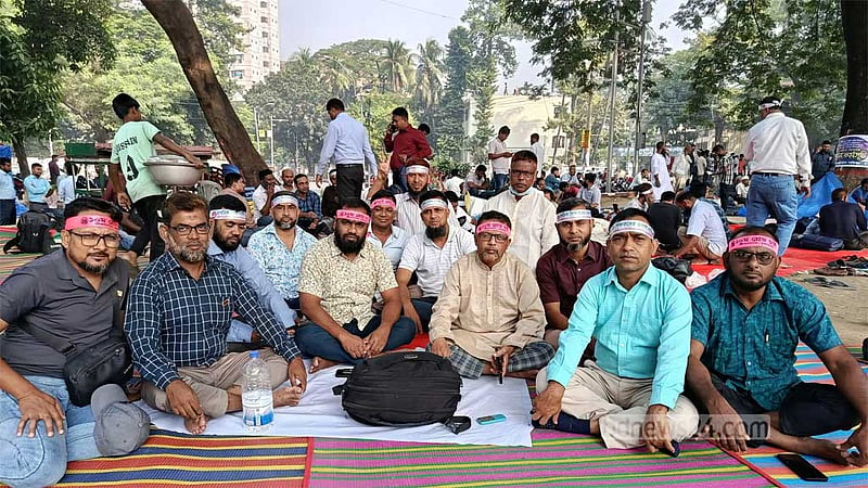 শহীদ মিনারে প্রাথমিক শিক্ষকদের অবস্থান তৃতীয় দিনে