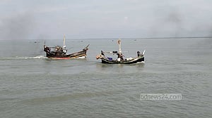সাগর থেকে ট্রলারসহ আরও ১৩ জেলেকে ধরে নিয়ে গেল আরাকান আর্মি