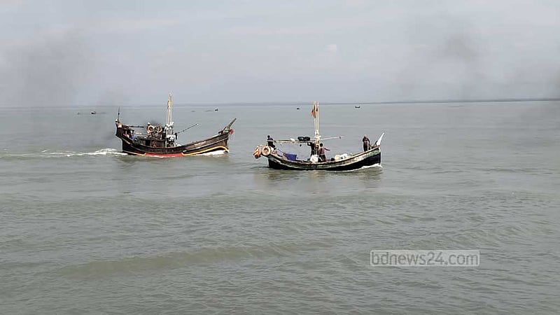 সাগর থেকে ট্রলারসহ আরও ১৩ জেলেকে ধরে নিয়ে গেল আরাকান আর্মি