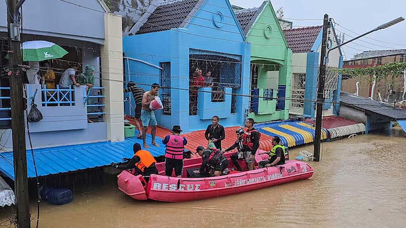 বৃষ্টির তীব্রতা বাড়ছে, ত্রাণ পৌঁছাতে বিমানবাহী রণতরী পাঠাচ্ছে থাইল্যান্ড