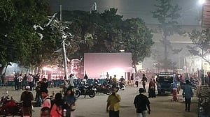 রাতে টিএসসিতে হাতবোমা বিস্ফোরণ