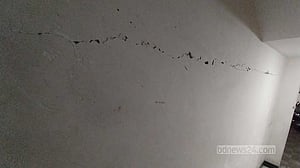 ভূমিকম্প: ঢাকায় অনেক ভবনে ফাটল