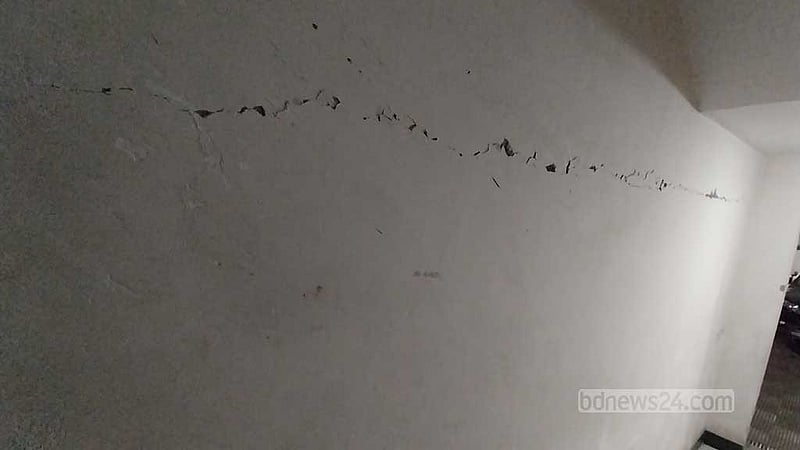 ভূমিকম্প: ঢাকায় অনেক ভবনে ফাটল