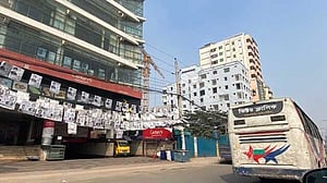 রামপুরায় বাসে আগুন, ধানমন্ডিতে ককটেল বিস্ফোরণ