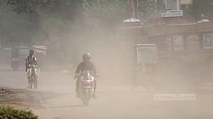 ঢাকা-নারায়ণগঞ্জ মহাসড়কে ধুলায় ভোগান্তি