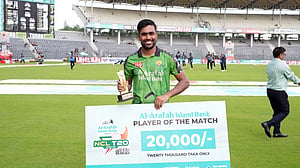 শেষ ব্যাটসম্যানের বাউন্ডারিতে রুদ্ধশ্বাস জয়ে ফাইনালের লড়াইয়ে আকবর-নাসুমরা