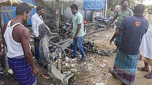 আড়িয়াল খাঁ নদী থেকে পুরনো বিশাল নোঙ্গর উদ্ধার