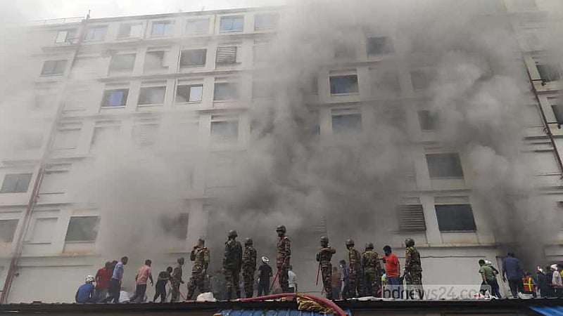 আশুলিয়ায় পোশাক কারখানায় আগুন, নিয়ন্ত্রণে ৬ ইউনিট
