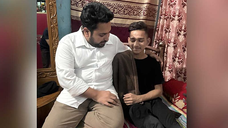 হাত হারানো ‘জুলাই যোদ্ধা’ আতিকুলকে দেখতে গেলেন নাহিদ