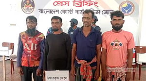 সুন্দরবনে ‘বনদস্যুদের হাতে জিম্মি’ থাকা ৪ জেলে উদ্ধার, অস্ত্র-গুলি জব্দ