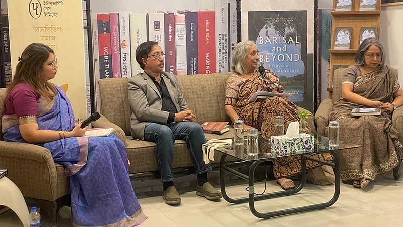 বাইরে থেকে ভাষা শিখতে গেলে ভাষার কঙ্কালটাই চোখে পড়ে: গায়ত্রী স্পিভাক