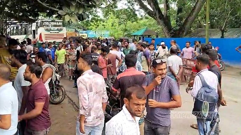 চেকপোস্টে বাস চালককে মারধরের প্রতিবাদে বেনাপোলে সড়ক অবরোধ