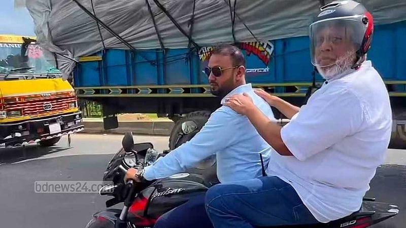 যানজটে আটকা গাড়ি, মোটরসাইকেলে করে সড়ক পরিদর্শনে গেলেন উপদেষ্টা