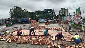 উপদেষ্টা আসার খবরে ব্রাহ্মণবাড়িয়ায় সড়ক মেরামতে ‘তোড়জোড়’