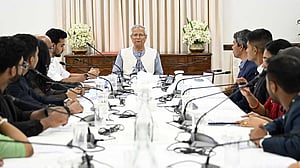 প্রধান উপদেষ্টার সঙ্গে জাতীয় নীতি প্রতিযোগিতায় বিজয়ীদের শুভেচ্ছা বিনিময়
