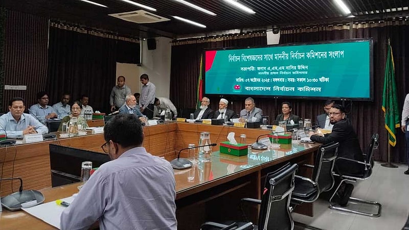 সাবেক কর্মকর্তাদের অভিজ্ঞতা শুনে জালিয়াতির পথ বন্ধ করতে চান সিইসি