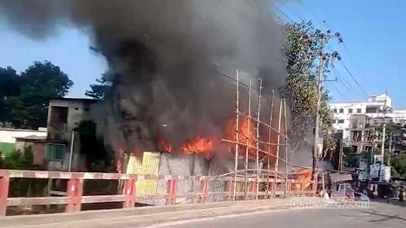 চাঁদপুরে গ্যাসের আগুনে পুড়েছে ৭ ব্যবসা প্রতিষ্ঠান