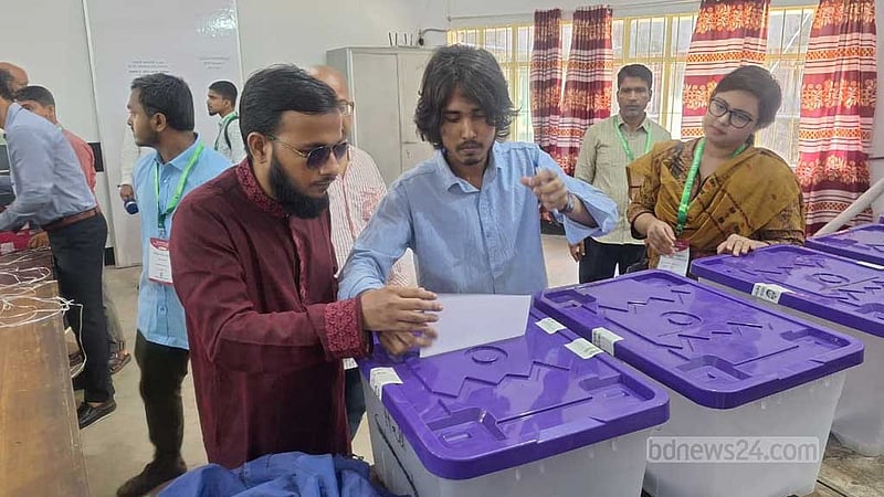চাকসুতে দৃষ্টিহীনদের ভোট: ‘ভোট কাকে দিচ্ছি সেটাতো প্রকাশ পেয়ে যাচ্ছে’