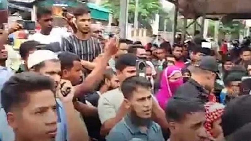 চট্টগ্রাম ইপিজেডে বন্ধ ৮ কারখানা খুলে দেওয়ার দাবিতে শ্রমিক বিক্ষোভ