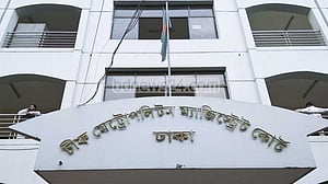 মেয়েকে মারধরের ‘মিথ্যা’ অভিযোগে মামলা করে ফাঁসলেন বাবা