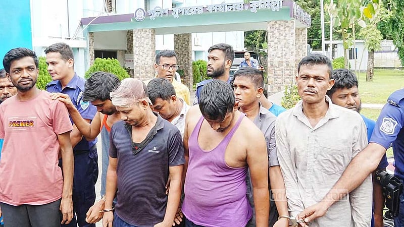 কুমিল্লায় ডাকাতির প্রস্তুতির সময় গ্রেপ্তার ১৪, অস্ত্র ও স্বর্ণ জব্দ