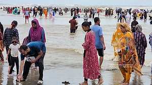বৈরী আবহাওয়াতেও কক্সবাজারে হোটেল রুম ‘সোল্ড আউট’
