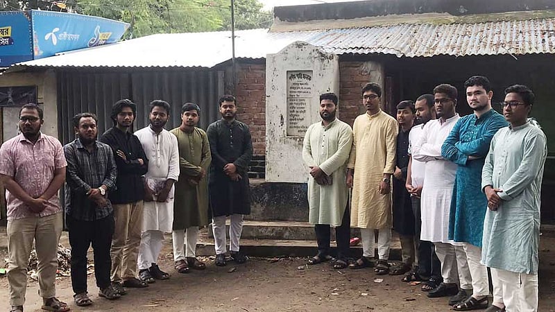শহীদ রবের কবর জিয়ারত করল চাকসু জয়ী শিবির প্যানেল