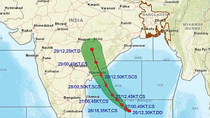 সাগরে ঘূর্ণিঝড় মোনথা, ২ নম্বর সংকেত