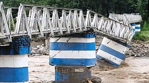 দার্জিলিংয়ে ভূমিধসে নিহত ১৭, সড়ক যোগাযোগ ব্যাহত